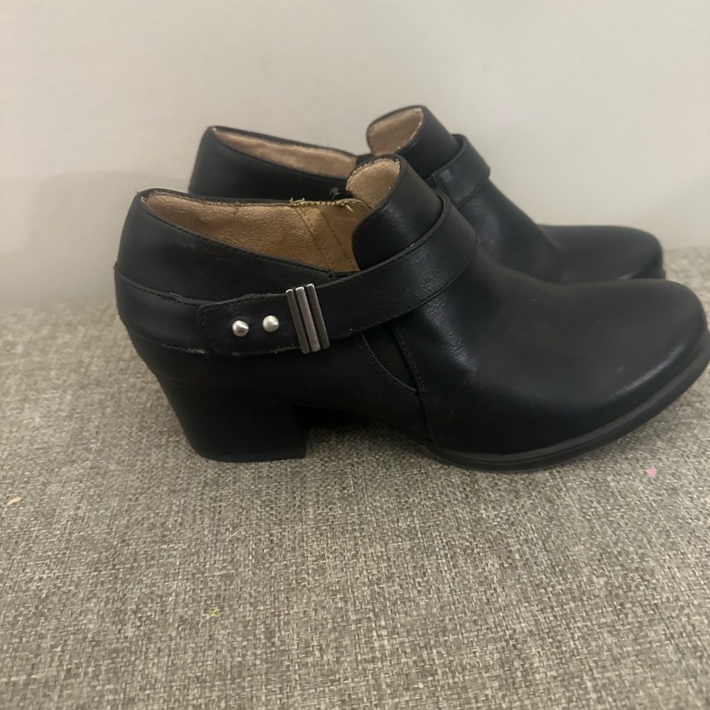 Naturalizer soul Women’s Black Zip Booties Size 6